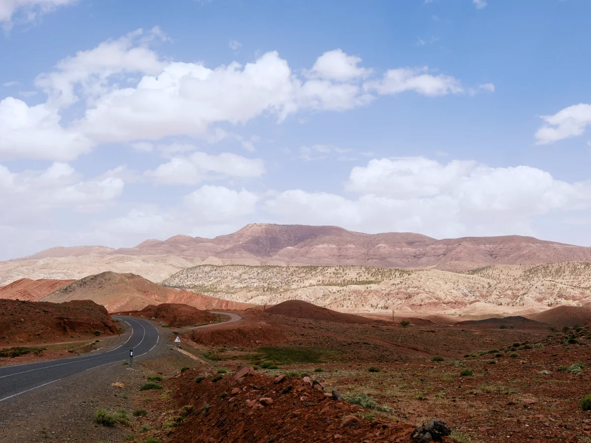 Route sinueuse traversant un paysage marocain